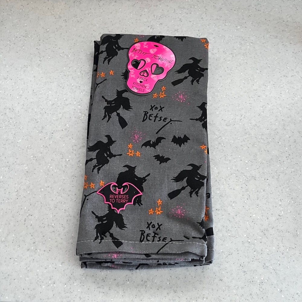 BETSEY JOHNSON Halloween Kitchen Towels~Witches on Brooms~Bats~NWT